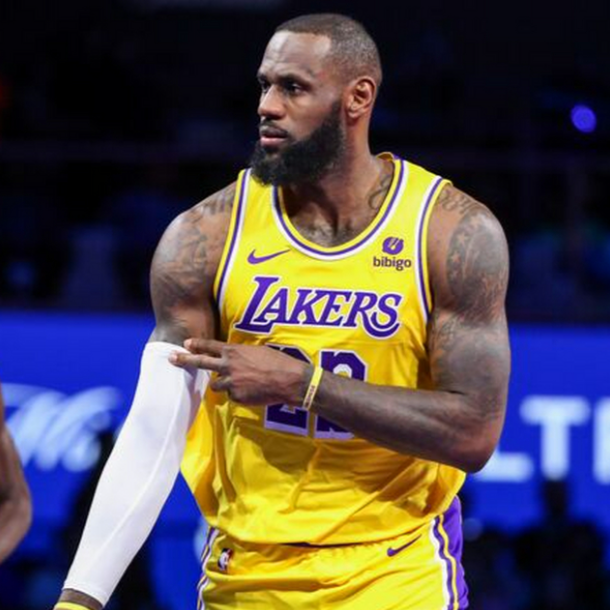 包含詹姆斯连续十五场比赛得分超过表现优异，湖人不断突破！引发球迷热议的词条-九游娱乐